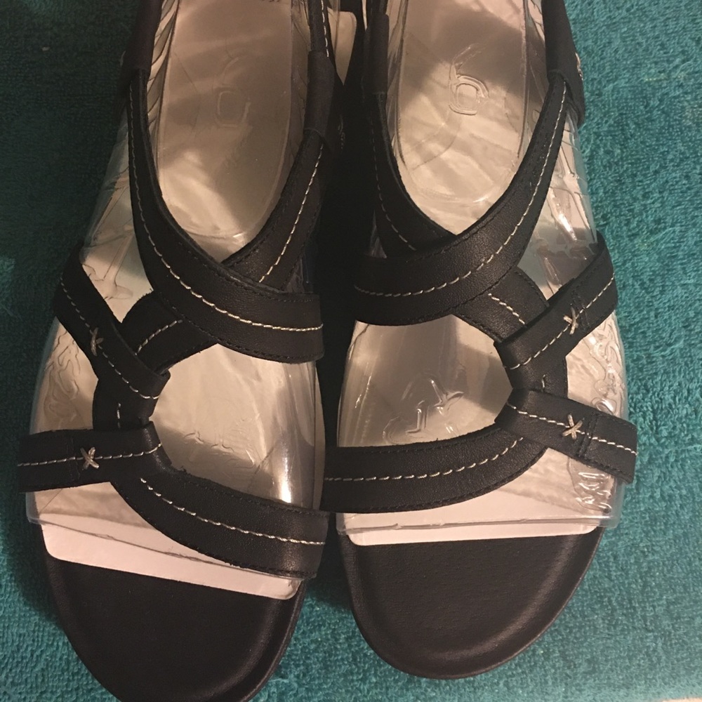 Nwt Merrel sandals